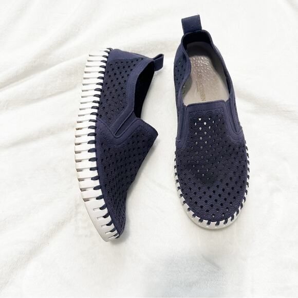 Athletic_Shoes